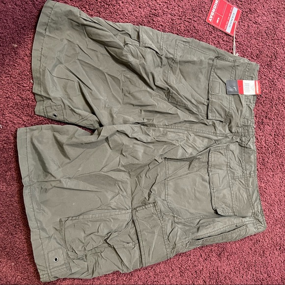 Mens Union Bay cargo shorts size Large , very nice shorts with a lot of pockets! - Picture 3 of 3